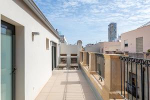 - un balcon avec vue sur un bâtiment dans l'établissement Arenal Suites Alicante, à Alicante