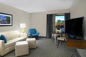TV tai viihdekeskus majoituspaikassa Holiday Inn Express & Suites Cincinnati Riverfront, an IHG Hotel