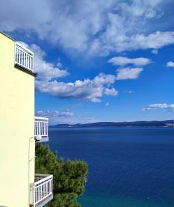 un edificio con vistas a una gran masa de agua en Dolphin apartments, each with the sea view, en Stanići