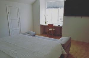 
A bed or beds in a room at Prästgården Hotell & Restaurang
