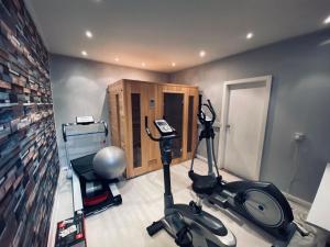 een fitnessruimte met 2 hometrainers in een kamer bij Higgin Bridge House in Holmfirth