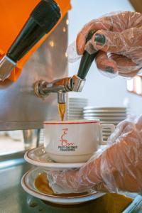 Comodidades para preparar café e chá em Porto das Naus Praia Hotel