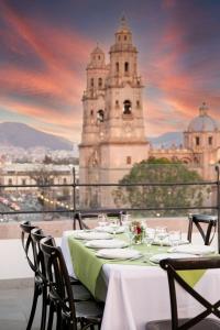 Hotel Alameda Centro Historico tesisinde bir restoran veya yemek mekanı