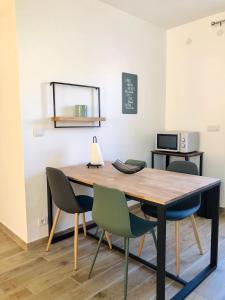 a table with chairs and a lamp on top of it at Cottage La Villa Sant Martí in Perpignan