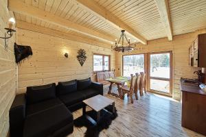 a living room with a couch and a table at Chatka u Górala in Jurgów