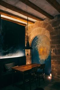 ein Esszimmer mit einem Tisch und einem Gemälde an der Wand in der Unterkunft Casa Boutique Nº24 in Cardona