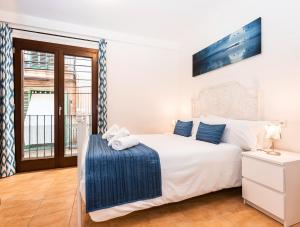 a bedroom with a white bed and a window at Mallorca Suites - Turismo de Interior in Palma de Mallorca