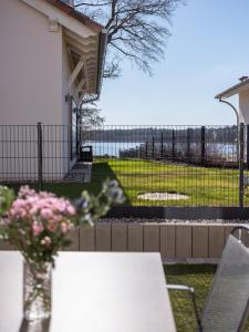 滨湖克拉科Ferienhaus für die ganze Familie - Kamin-Sauna-See的花瓶坐在桌子上,有栅栏