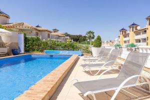 Bazén v ubytovaní Casa Lilly-Rose, a beautiful 3 bedroom detached villa a short walk to the Villamartin Plaza & Golf course alebo v jeho blízkosti
