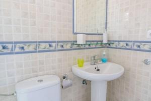 Kúpeľňa v ubytovaní Casa Lilly-Rose, a beautiful 3 bedroom detached villa a short walk to the Villamartin Plaza & Golf course