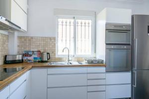 Kuchyňa alebo kuchynka v ubytovaní Casa Lilly-Rose, a beautiful 3 bedroom detached villa a short walk to the Villamartin Plaza & Golf course
