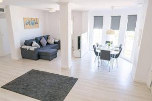 Posedenie v ubytovaní Casa Lilly-Rose, a beautiful 3 bedroom detached villa a short walk to the Villamartin Plaza & Golf course