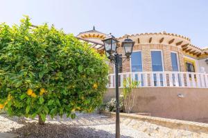 Vonkajšia záhrada v ubytovaní Casa Lilly-Rose, a beautiful 3 bedroom detached villa a short walk to the Villamartin Plaza & Golf course
