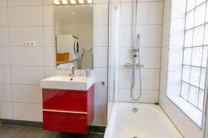 Kúpeľňa v ubytovaní Casa Lilly-Rose, a beautiful 3 bedroom detached villa a short walk to the Villamartin Plaza & Golf course