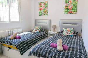 Posteľ alebo postele v izbe v ubytovaní Casa Lilly-Rose, a beautiful 3 bedroom detached villa a short walk to the Villamartin Plaza & Golf course