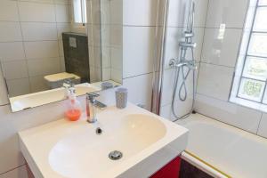 Kúpeľňa v ubytovaní Casa Lilly-Rose, a beautiful 3 bedroom detached villa a short walk to the Villamartin Plaza & Golf course