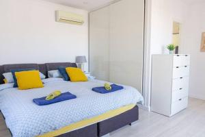 Posteľ alebo postele v izbe v ubytovaní Casa Lilly-Rose, a beautiful 3 bedroom detached villa a short walk to the Villamartin Plaza & Golf course