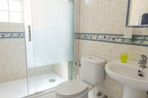 Kúpeľňa v ubytovaní Casa Lilly-Rose, a beautiful 3 bedroom detached villa a short walk to the Villamartin Plaza & Golf course