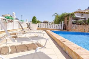 Bazén v ubytovaní Casa Lilly-Rose, a beautiful 3 bedroom detached villa a short walk to the Villamartin Plaza & Golf course alebo v jeho blízkosti