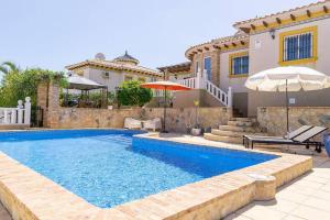 Bazén v ubytovaní Casa Lilly-Rose, a beautiful 3 bedroom detached villa a short walk to the Villamartin Plaza & Golf course alebo v jeho blízkosti