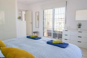 Posteľ alebo postele v izbe v ubytovaní Casa Lilly-Rose, a beautiful 3 bedroom detached villa a short walk to the Villamartin Plaza & Golf course