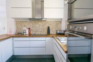 Kuchyňa alebo kuchynka v ubytovaní Casa Lilly-Rose, a beautiful 3 bedroom detached villa a short walk to the Villamartin Plaza & Golf course