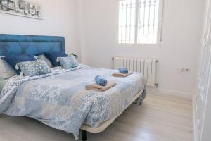 Posteľ alebo postele v izbe v ubytovaní Casa Lilly-Rose, a beautiful 3 bedroom detached villa a short walk to the Villamartin Plaza & Golf course