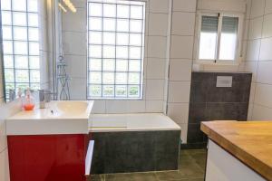 Kúpeľňa v ubytovaní Casa Lilly-Rose, a beautiful 3 bedroom detached villa a short walk to the Villamartin Plaza & Golf course