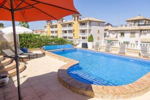 Bazén v ubytovaní Casa Lilly-Rose, a beautiful 3 bedroom detached villa a short walk to the Villamartin Plaza & Golf course alebo v jeho blízkosti