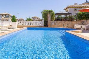 Bazén v ubytovaní Casa Lilly-Rose, a beautiful 3 bedroom detached villa a short walk to the Villamartin Plaza & Golf course alebo v jeho blízkosti
