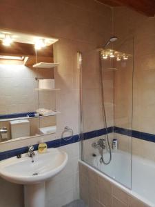 een badkamer met een wastafel, een douche en een wastafel bij Dúplex Vallespín in Avila