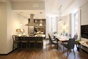 a dining room and kitchen with a table and chairs at Agradable apartamento en el Madrid de los Austrias in Madrid
