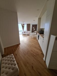 uma sala de estar vazia com uma cozinha e uma sala de estar em Sea View Apartment Elija em Šventoji