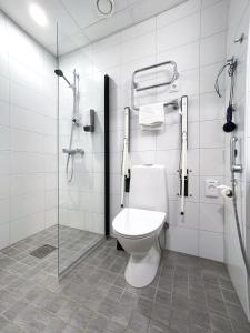 Ванная комната в Hotelli Loimu