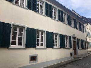 a building with green shutters on it at Altstadtmeise Rustika in Meisenheim