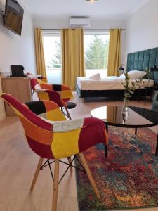 een woonkamer met een bed en een tafel en stoelen bij Hotel ANTARES in Sępólno Krajeńskie