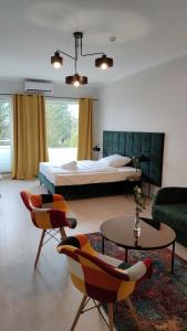 sypialnia z łóżkiem, stołem i krzesłami w obiekcie Hotel ANTARES w mieście Sępólno Krajeńskie
