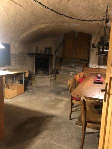 a dining room with a table and chairs in a cave at Altstadtmeise Rustika in Meisenheim