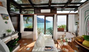 Seating area sa Villa Oliver - Breathtaking small Pool 14 sqm Hydromassage on the Rock - Amalfi Coast