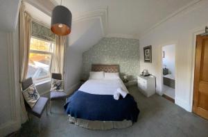 una camera da letto con un letto grande e una finestra di The Colintraive a Colintraive