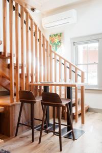 twee stoelen en een tafel in een kamer met trap bij Best Bower in Portland