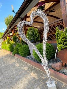 a white wire heart sculpture in front of a store at Jetenburger Hof in Bückeburg