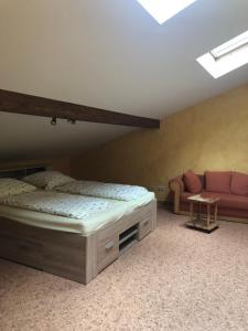 a bedroom with a bed and a couch at Altstadtmeise Rustika in Meisenheim