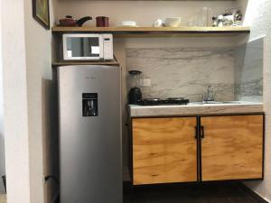 y cocina con refrigerador y microondas.  en CozyStudio con entrada Independiente baño y cocina privado, en Cancún