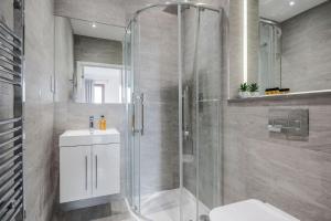 Un baño con ducha, inodoro y lavabo. en LillyRose Serviced Apartments - St Albans City Centre, Parking, en Saint Albans 56 fotos más