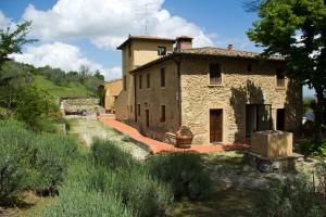 サン・ジミニャーノにあるAgriturismo Il Castagnolinoの畑中の古石造家