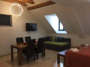 ein Wohnzimmer mit einem Tisch und einem Sofa in der Unterkunft Penzion Za radnicí in Valtice