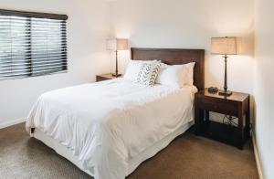 Säng eller sängar i ett rum på Sonoma's Best Guest Cottages
