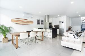 Η κουζίνα ή μικρή κουζίνα στο Villa Scandinavia - Private Heated Pool by Silver Prop