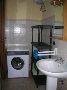 La salle de bains est pourvue d'un lave-linge et d'un lavabo. dans l'établissement Casetta Albizia, à San Vito dei Normanni
